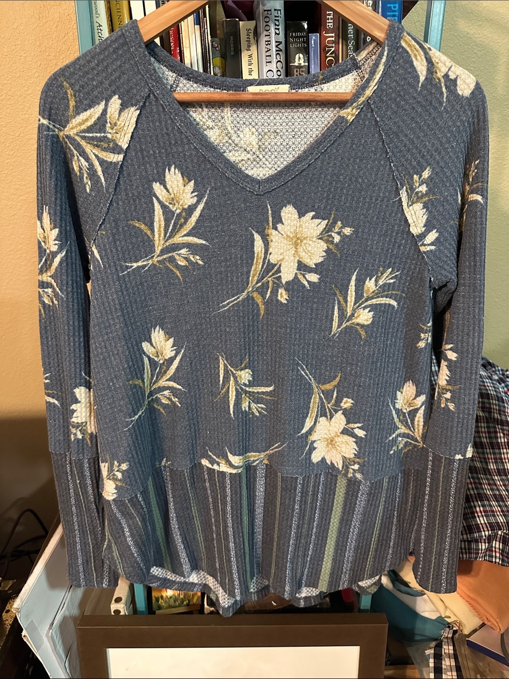ODDY Blue Floral V‑Neck Waffle Knit Long Sleeve Raglan Top